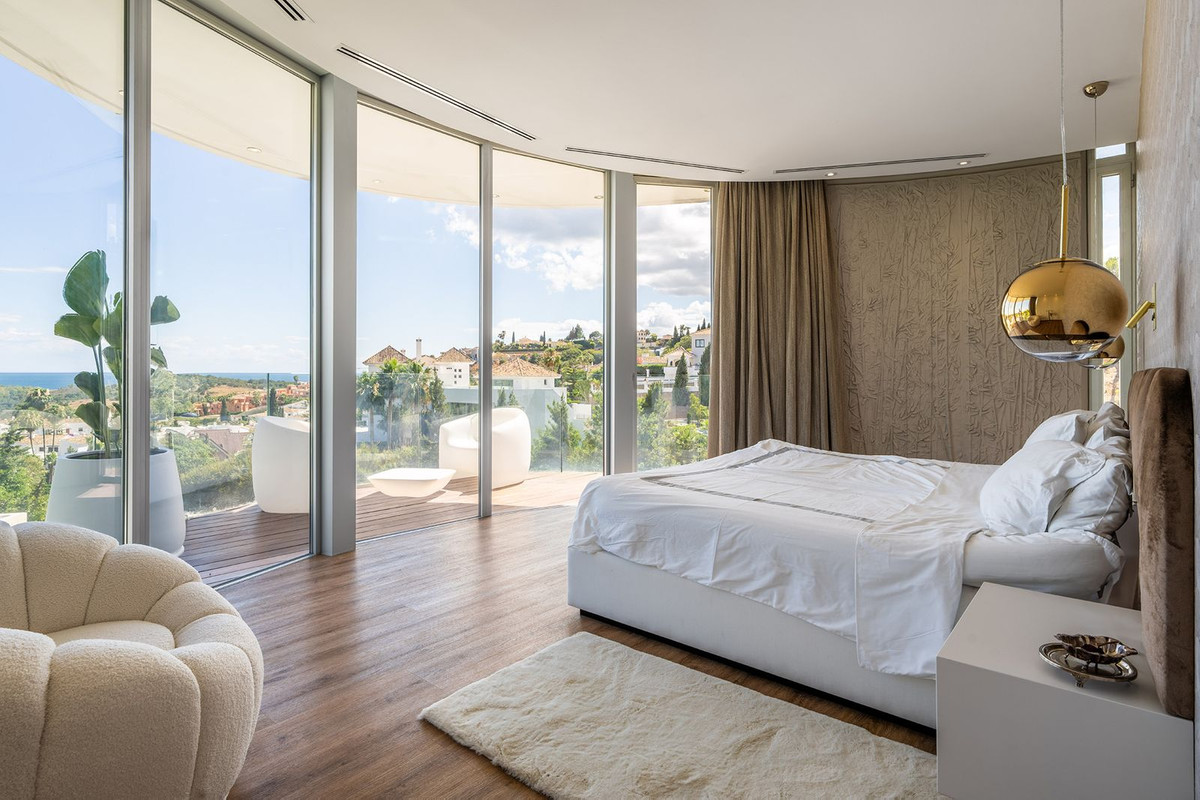 6 Bedroom Villa in Estepona - Photo 18