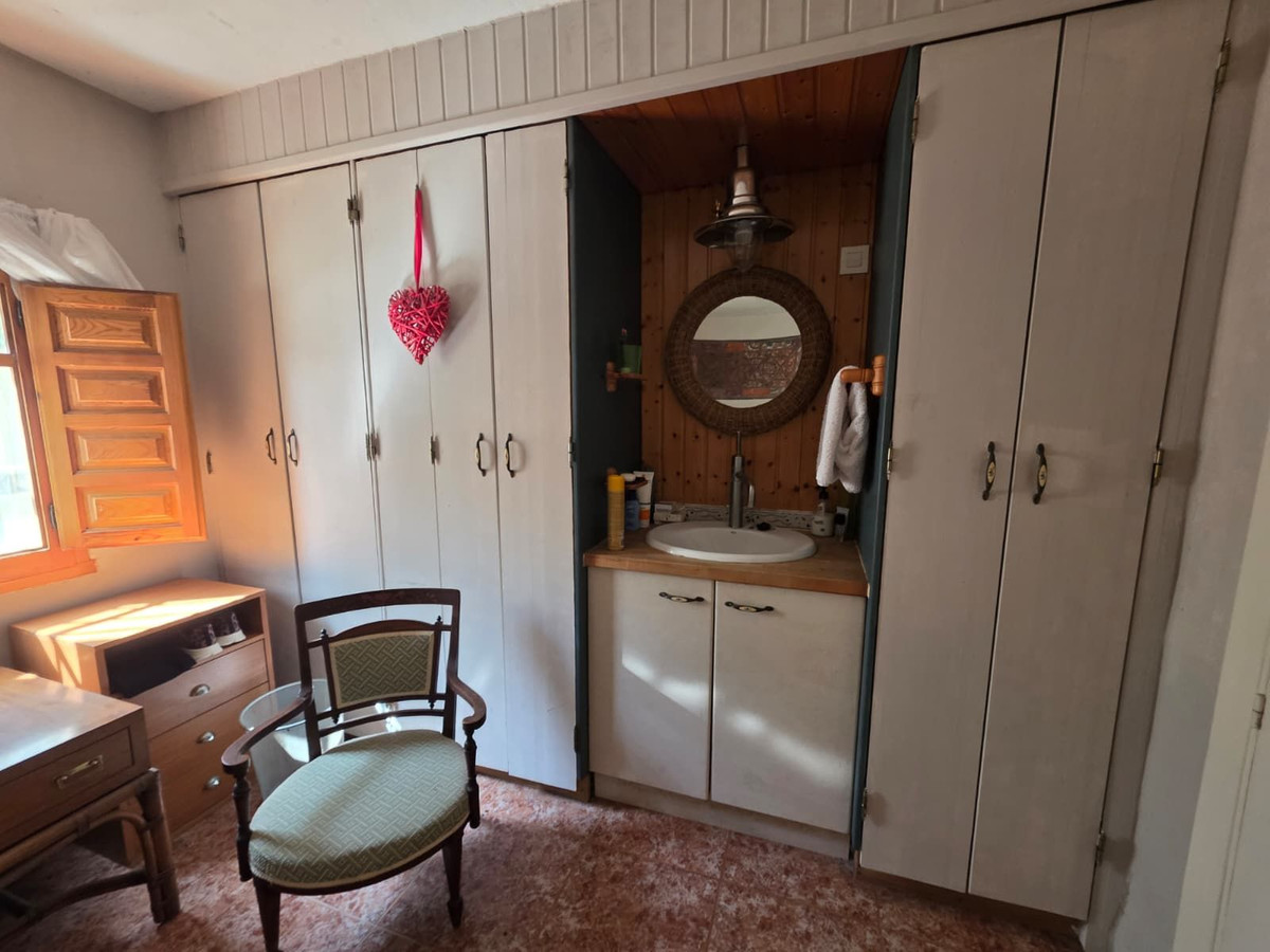 4 Bedroom Country house in Guaro - Photo 18
