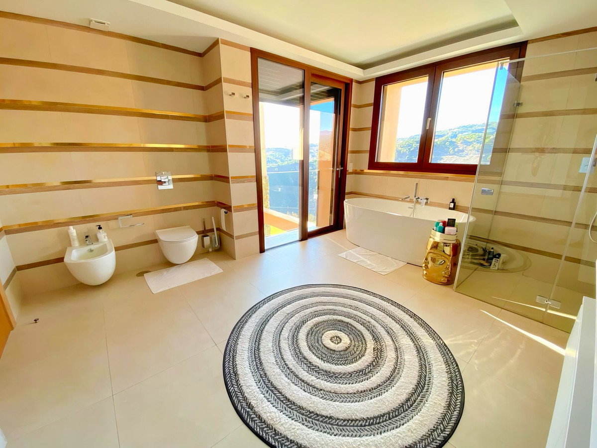 4 Bedroom Apartment in Benahavís - Photo 30