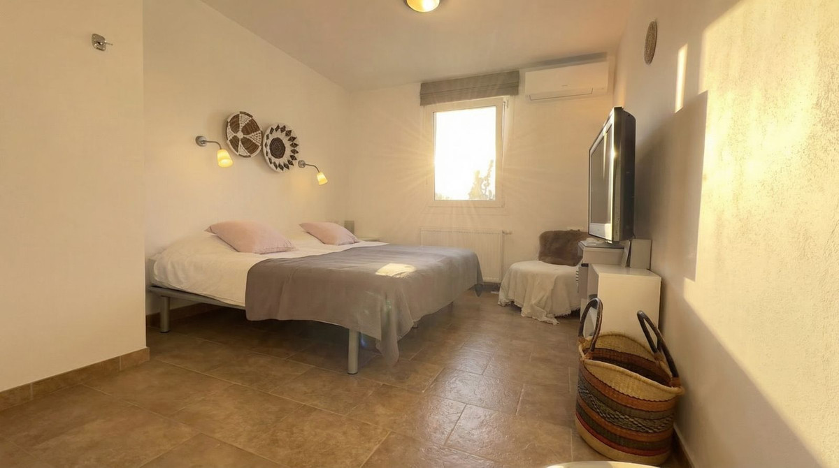 Chalet de 4 dormitorios con piscina en Málaga – Foto 23
