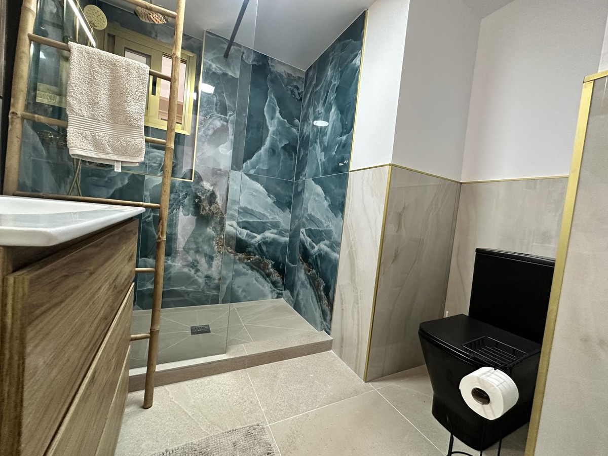2 Bedroom Apartment in Fuengirola - Photo 24