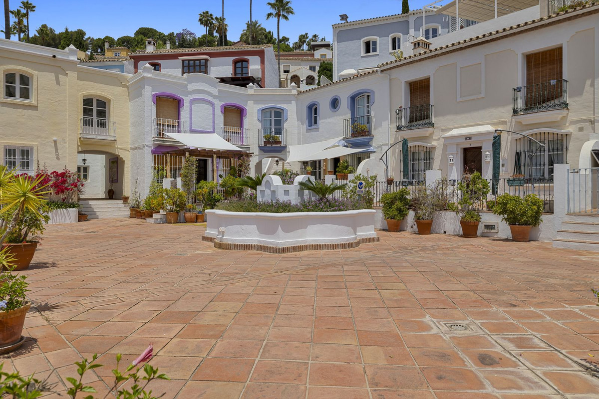 3 Bedroom Townhouse in Benahavís - Photo 6