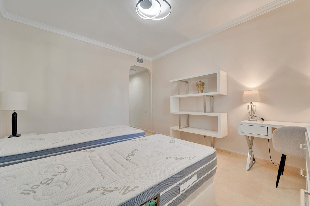 3 Bedroom Apartment in Estepona - Photo 12