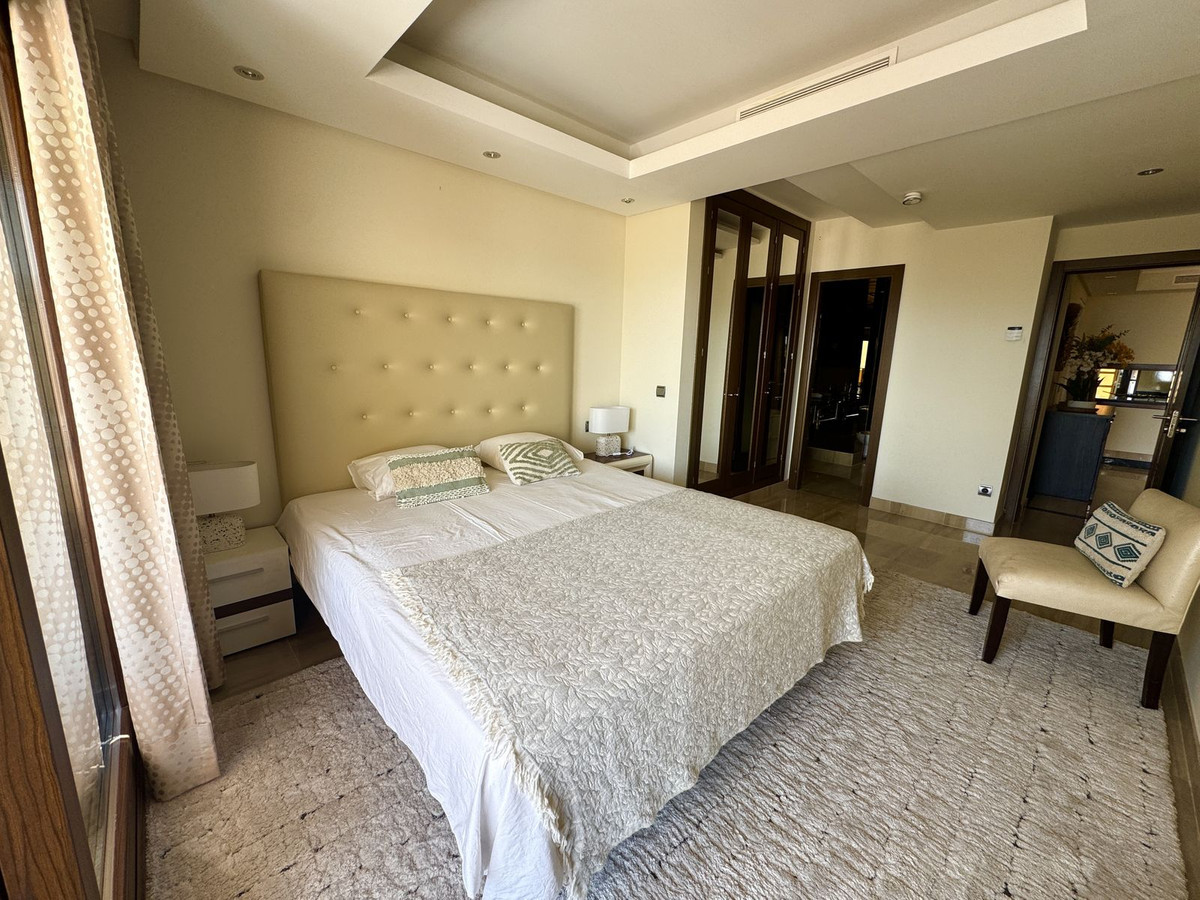 2 Bedroom Penthouse in Estepona - Photo 5