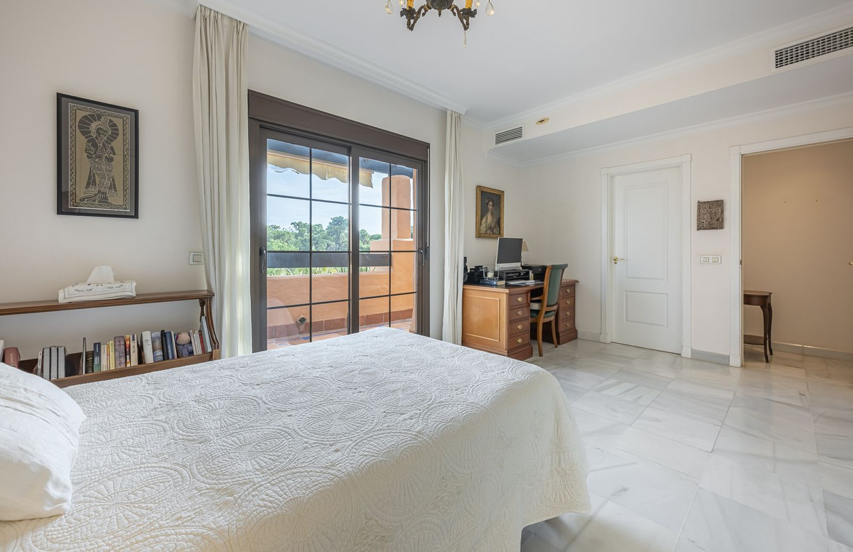 4 Bedroom Penthouse in Estepona - Photo 21