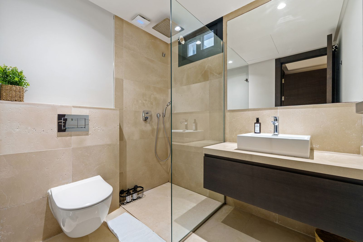 6 Bedroom Villa in Marbella - Photo 34