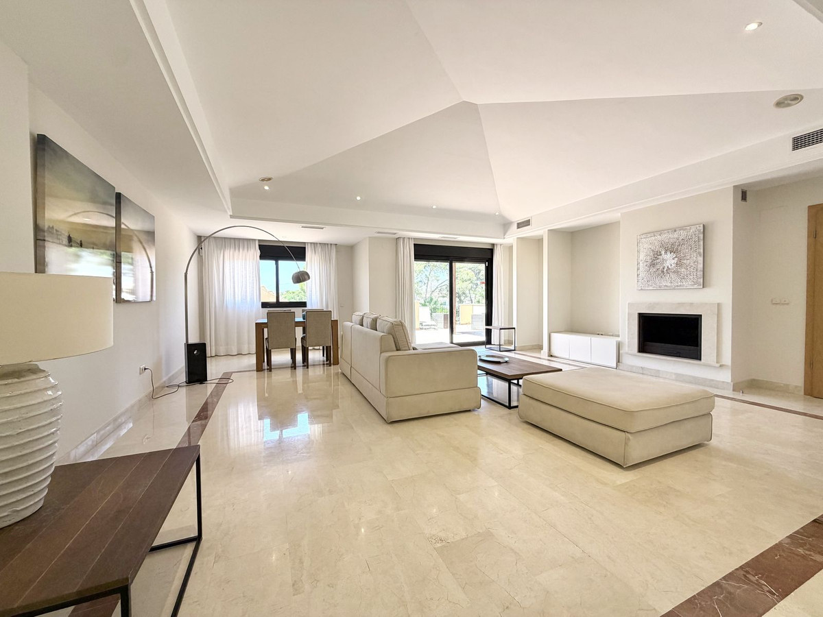 2 Bedroom Apartment in Marbella - Photo 2