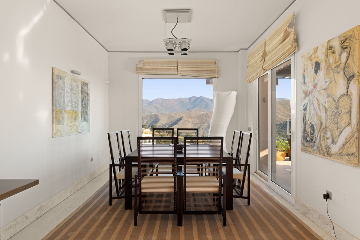 5 Bedroom Villa in Marbella - Photo 4