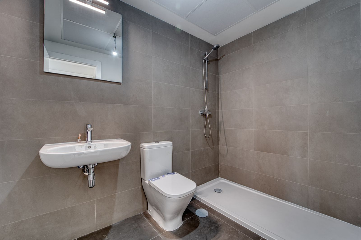 2 Bedroom Apartment in Torremolinos - Photo 11
