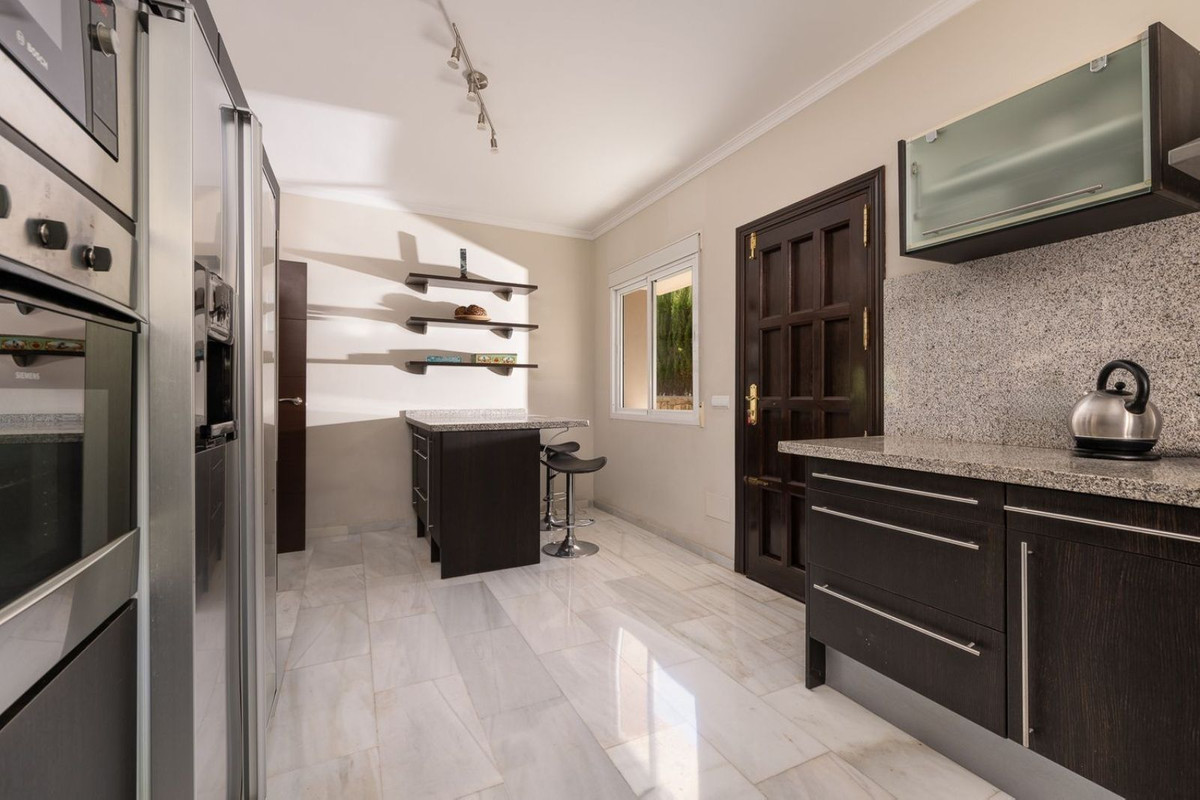 6 Bedroom Villa in Marbella - Photo 19