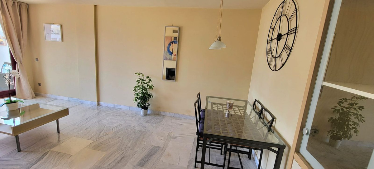 1 Bedroom Apartment in Benahavís - Photo 6