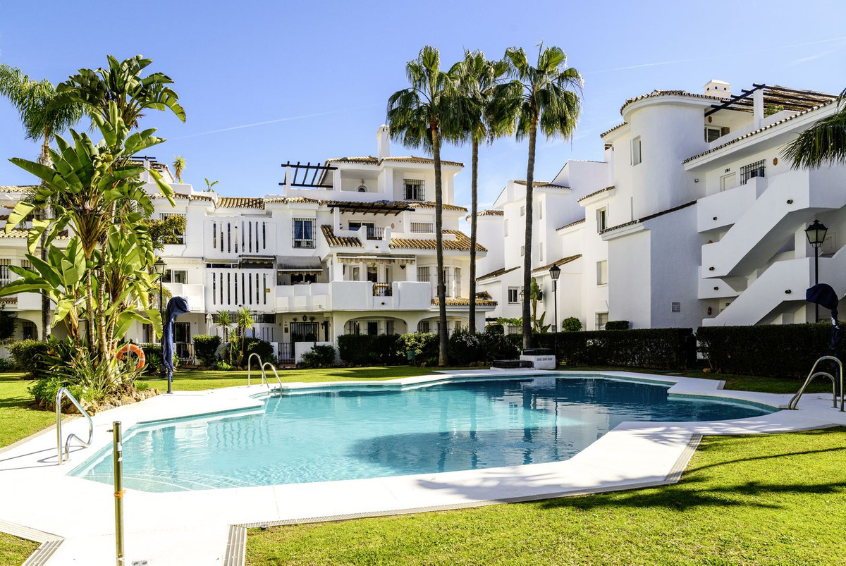 Piso de 3 dormitorios con piscina en Málaga – Foto 1