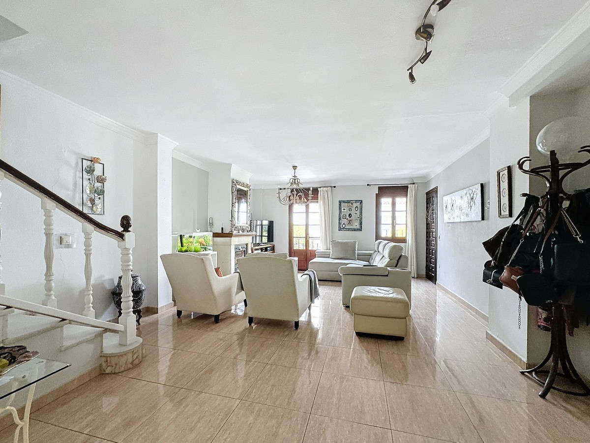 5 Bedroom Villa in Estepona - Photo 4