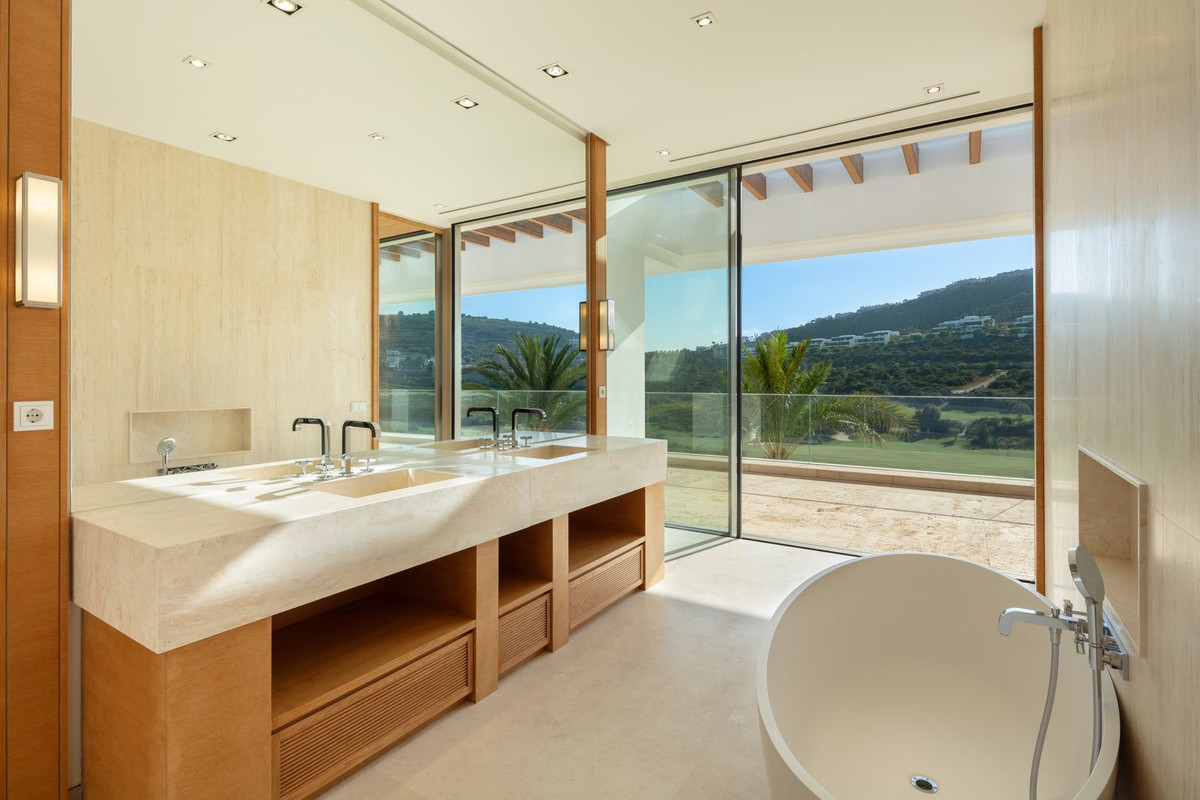 5 Bedroom Villa in Casares - Photo 9