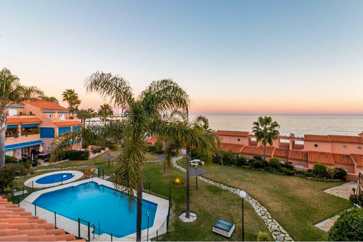 2 Bedroom Apartment in Estepona - Photo 12