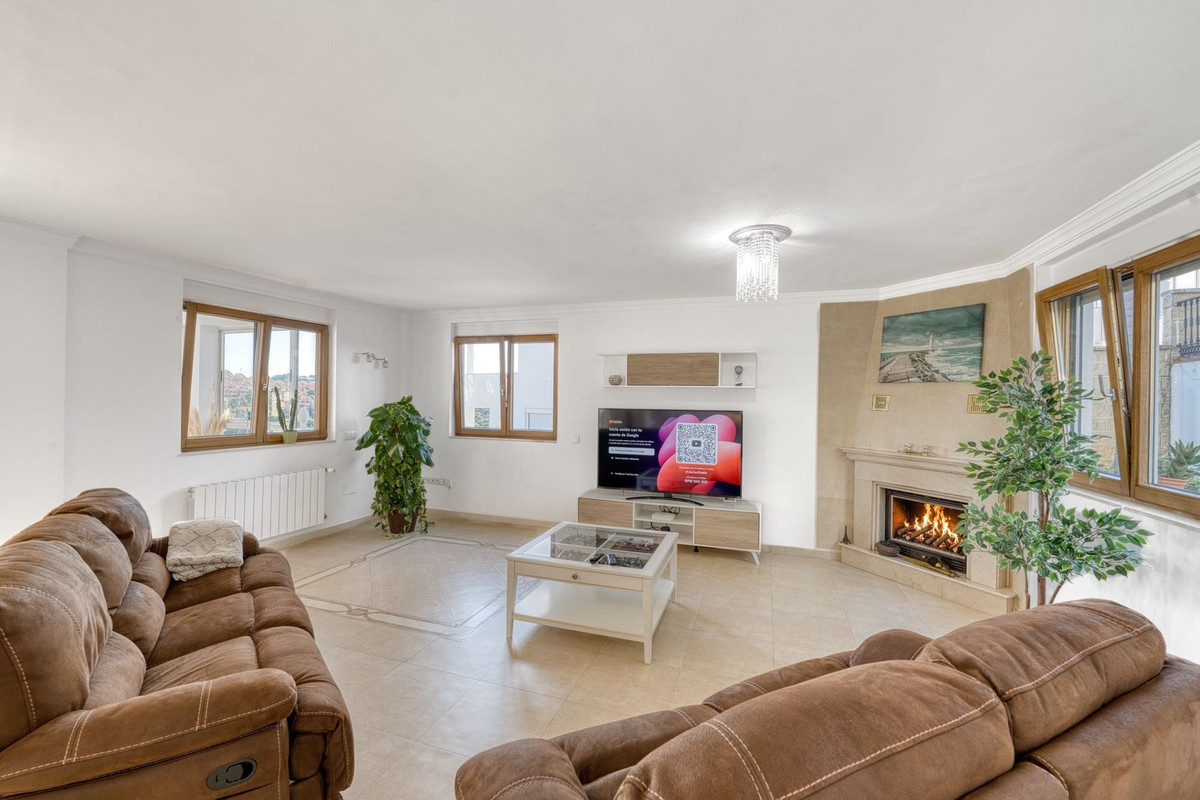 8 Bedroom Villa in Marbella - Photo 4