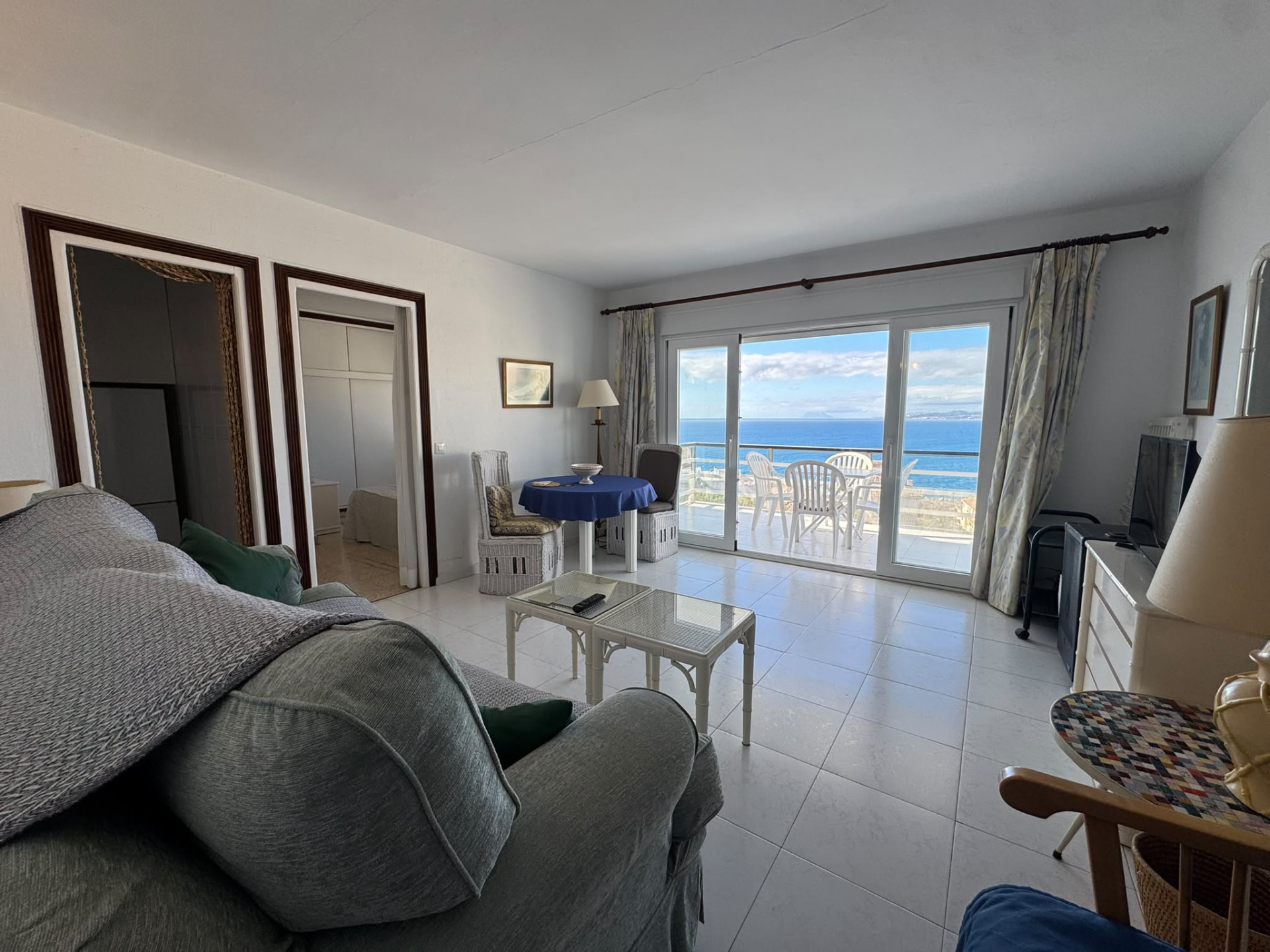 1 Bedroom Apartment in Estepona - Photo 2