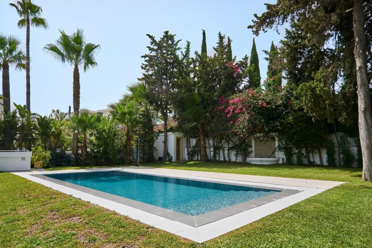 5 Bedroom Villa in Marbella - Photo 4