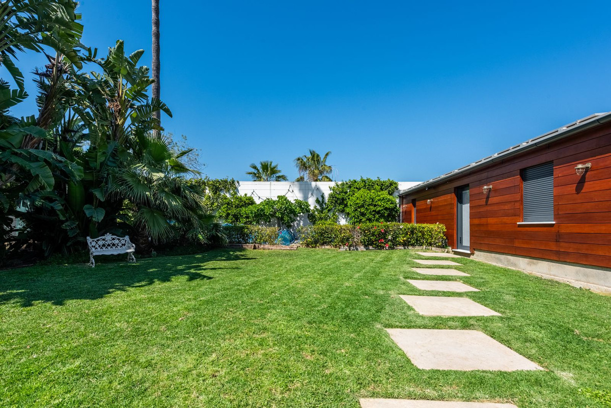 4 Bedroom Villa in San Pedro de Alcántara - Photo 49