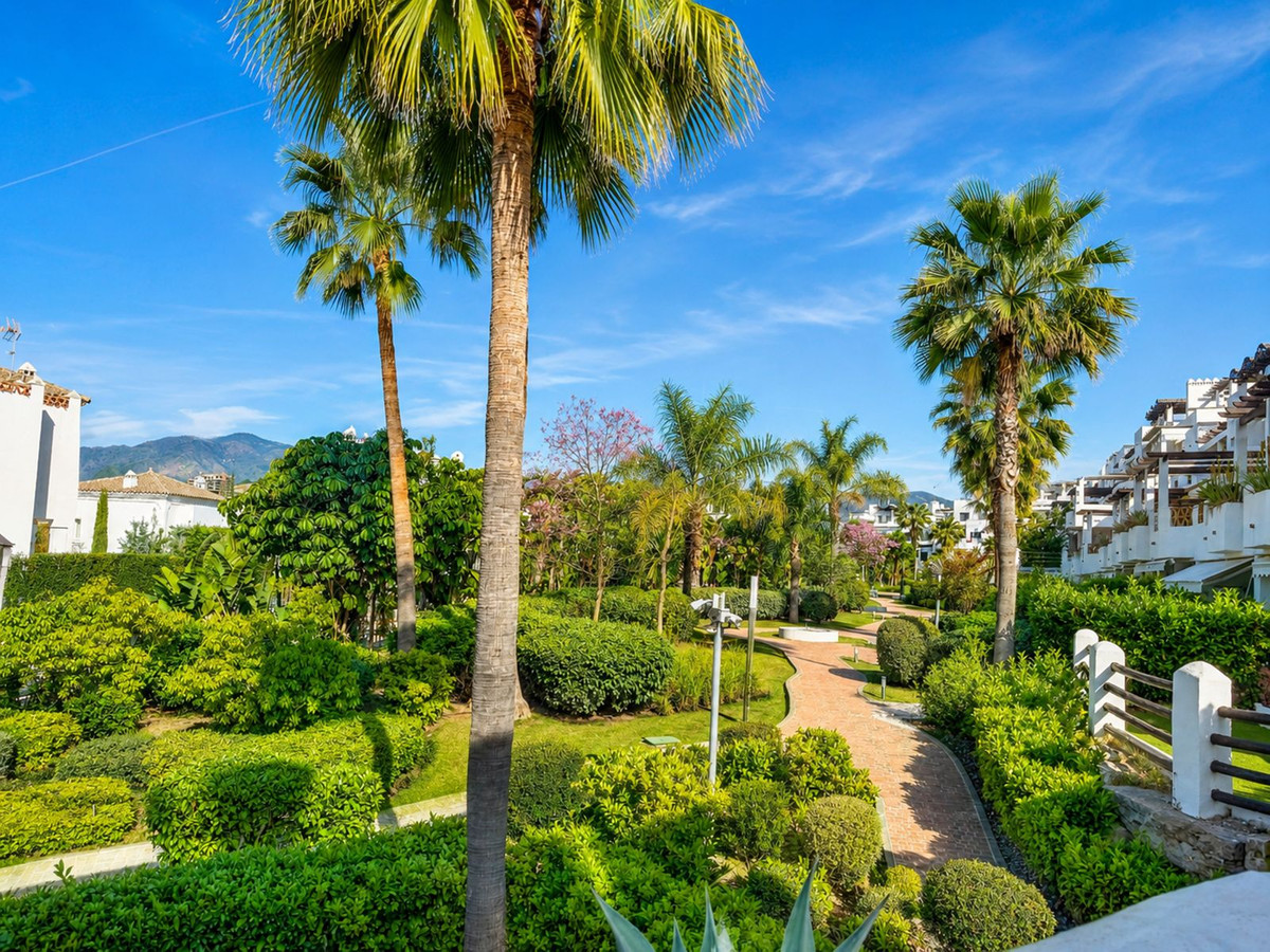 2 Bedroom Apartment in Estepona - Photo 29