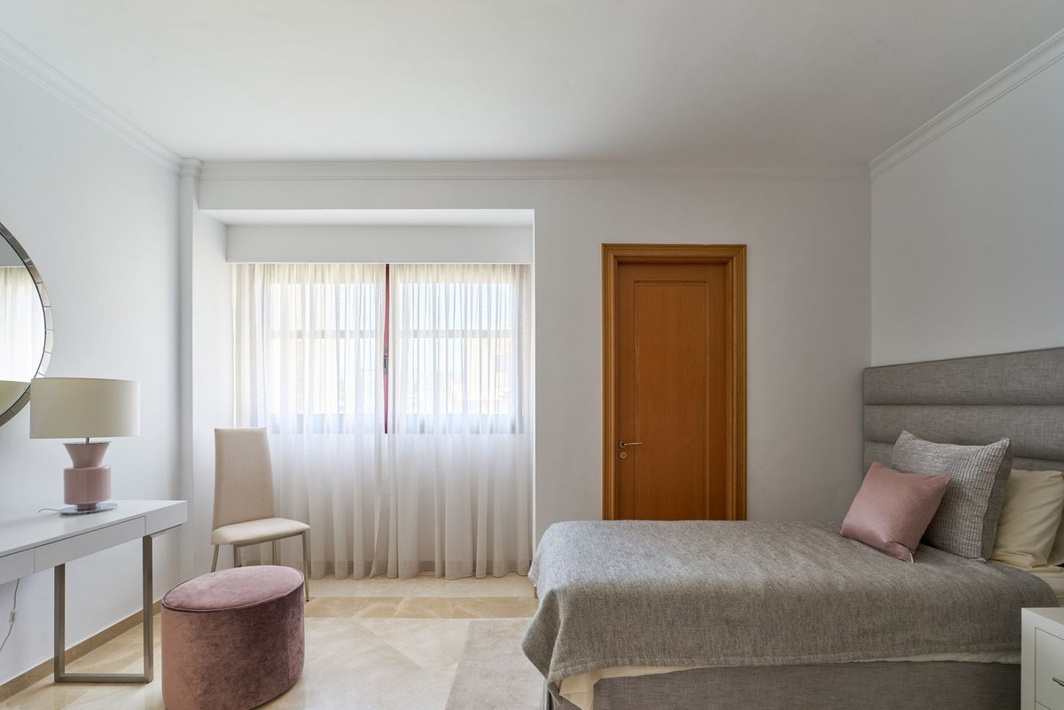 3 Bedroom Penthouse in Estepona - Photo 26