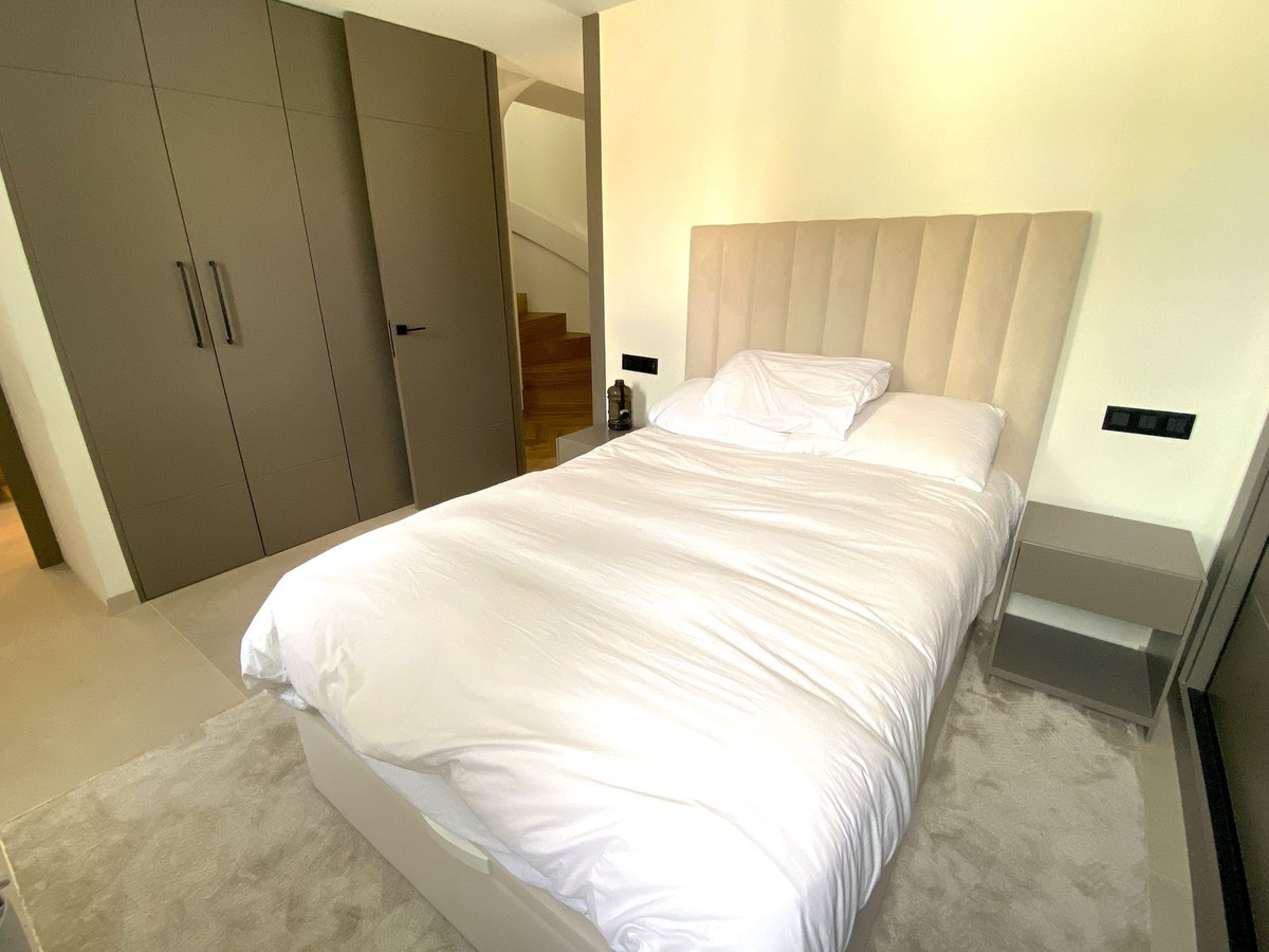 4 Bedroom Townhouse in Benahavís - Photo 41