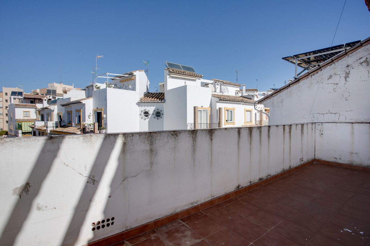 4 Bedroom Townhouse in Estepona - Photo 2