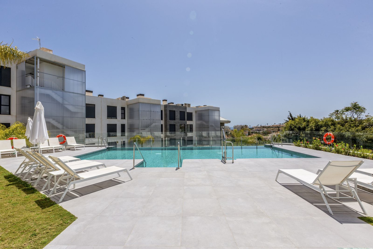 2 Bedroom Apartment in Fuengirola - Photo 30