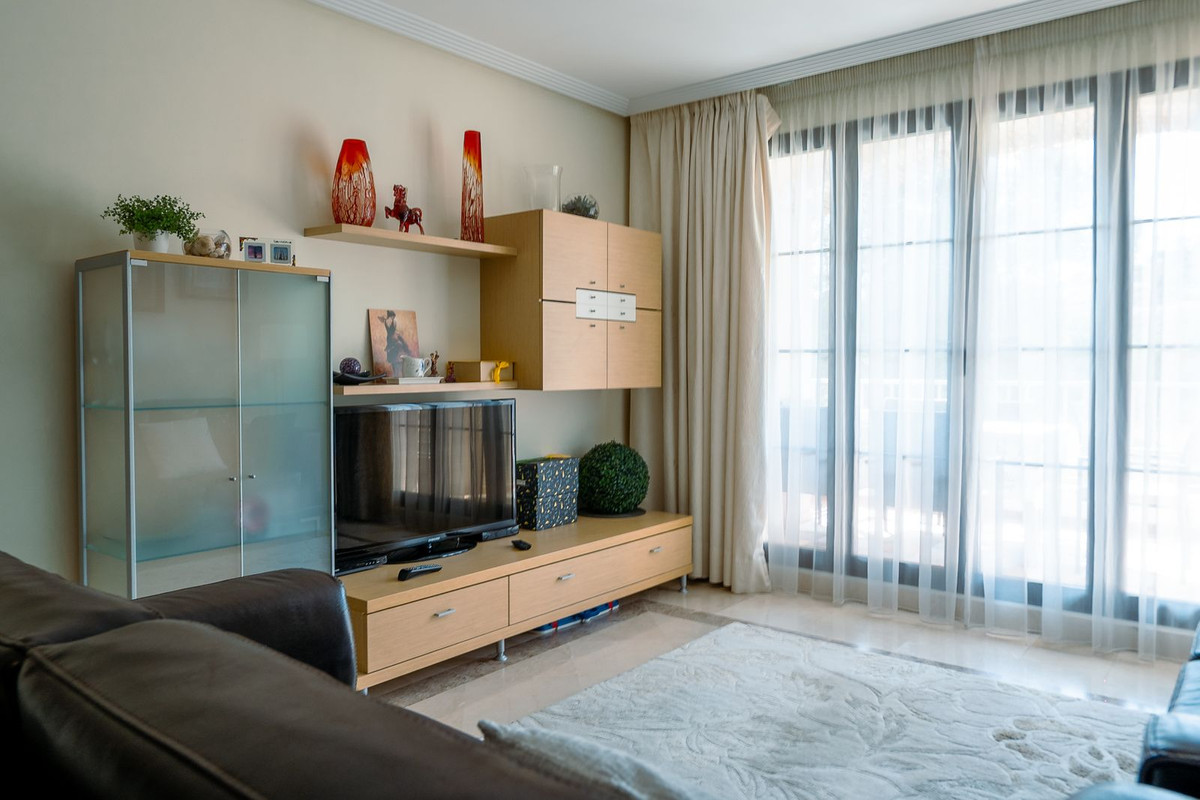 3 Bedroom Apartment in Benahavís - Photo 9