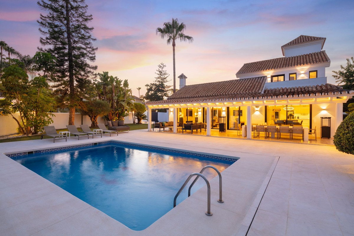 4 Bedroom Villa in Marbella - Photo 2