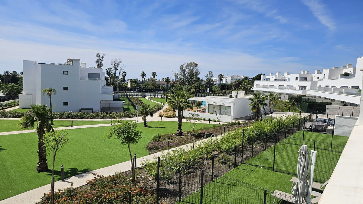 2 Bedroom Apartment in Estepona - Photo 6