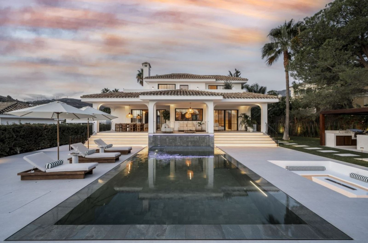 5 Bedroom Villa in Marbella - Photo 2