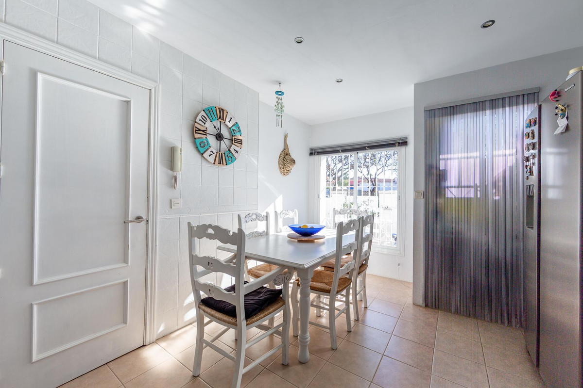 5 Bedroom Townhouse in San Pedro de Alcántara - Photo 9