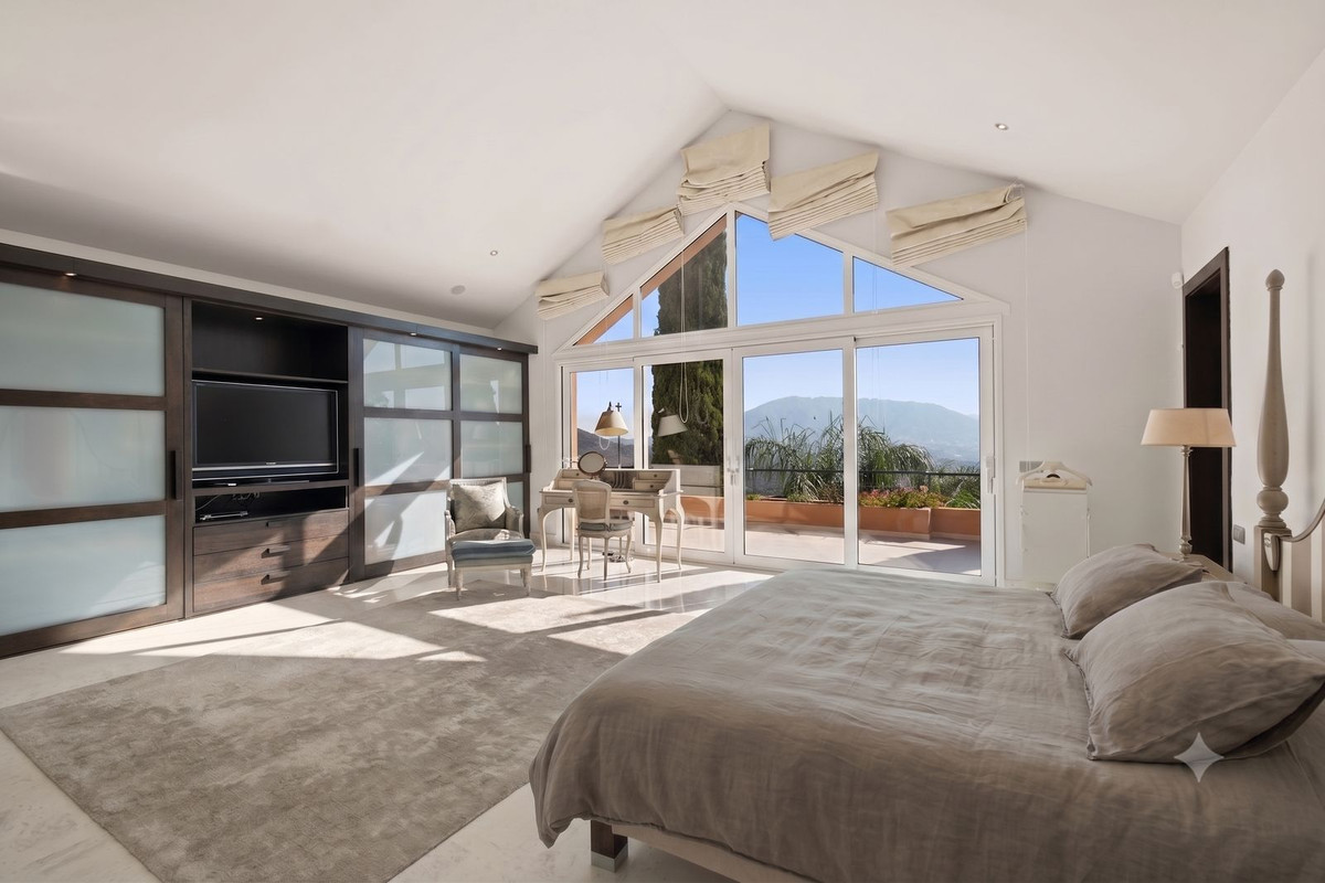 5 Bedroom Villa in Marbella - Photo 24