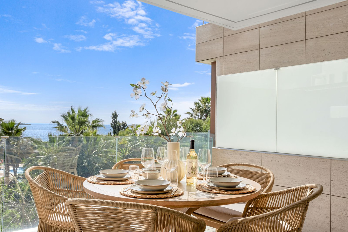 2 Bedroom Apartment in Estepona - Photo 3
