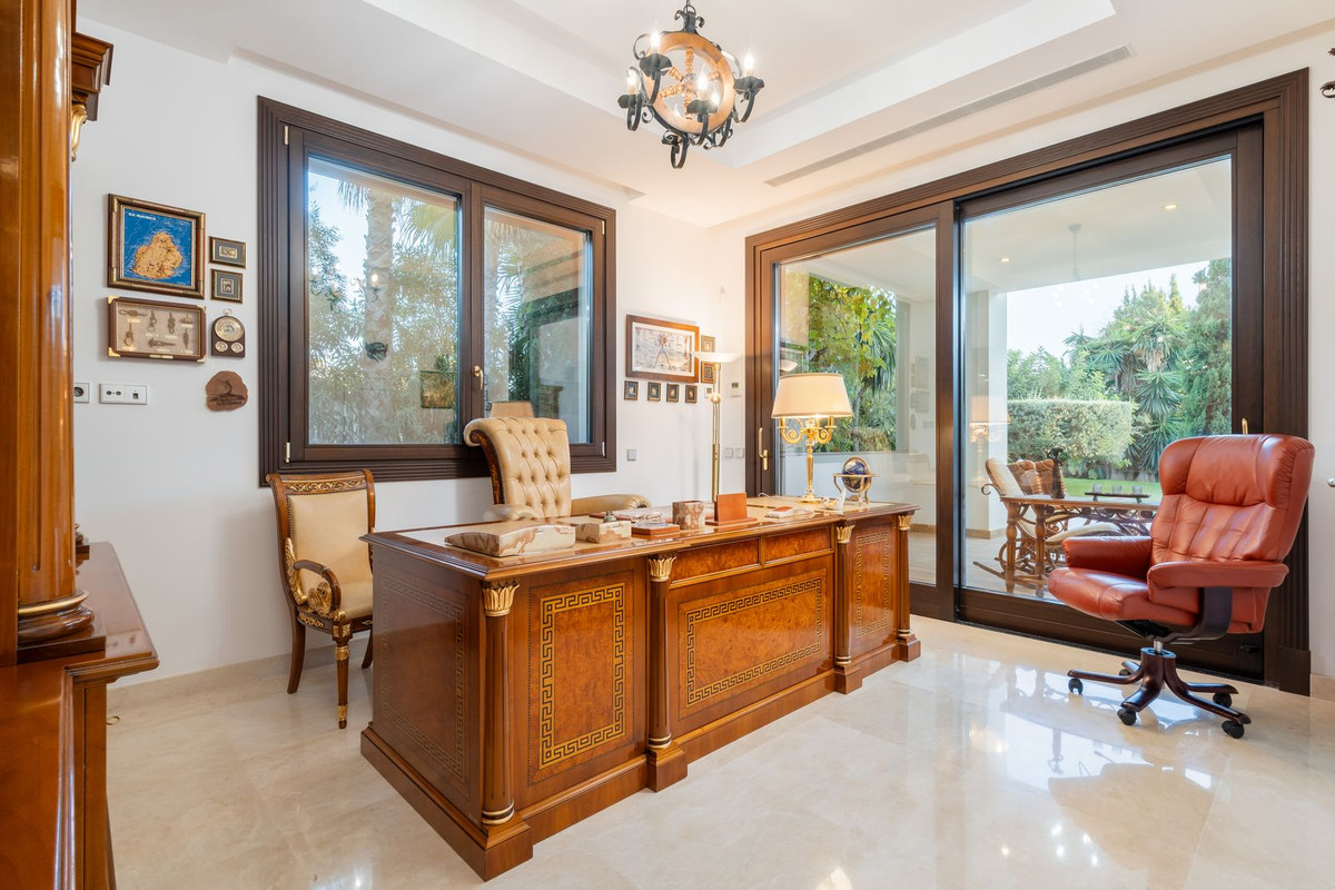 7 Bedroom Villa in San Pedro de Alcántara - Photo 11