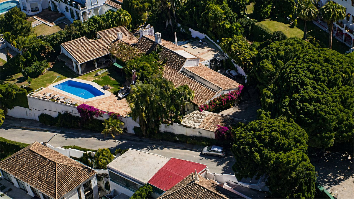 5 Bedroom Villa in Marbella - Photo 2