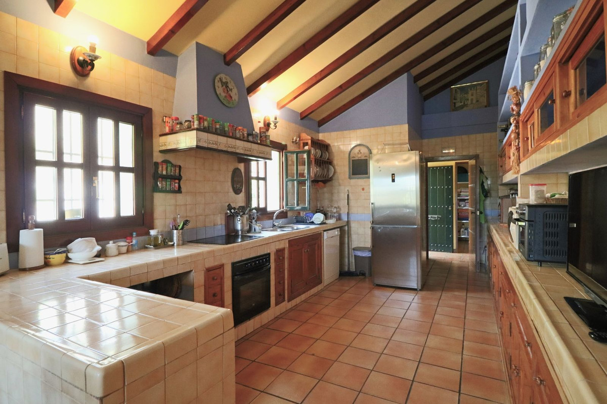 4 Bedroom Villa in Marbella - Photo 14