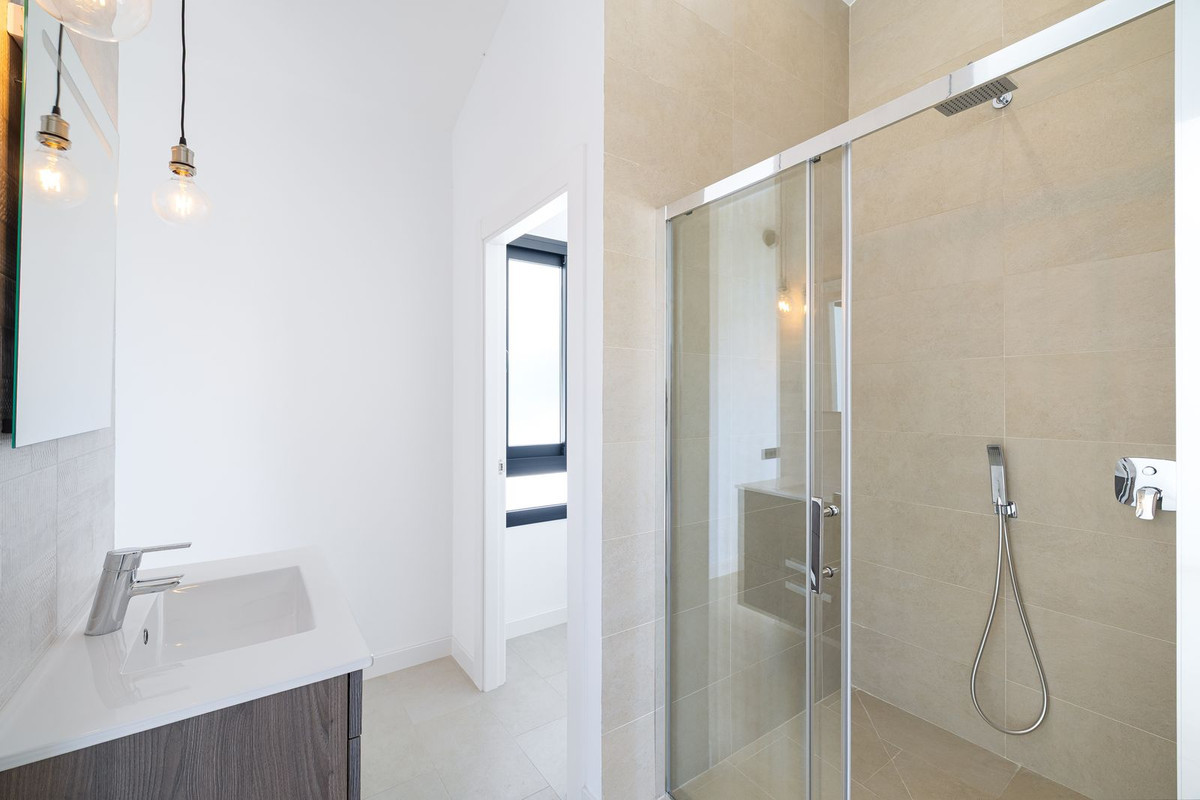 4 Bedroom Villa in San Pedro de Alcántara - Photo 37