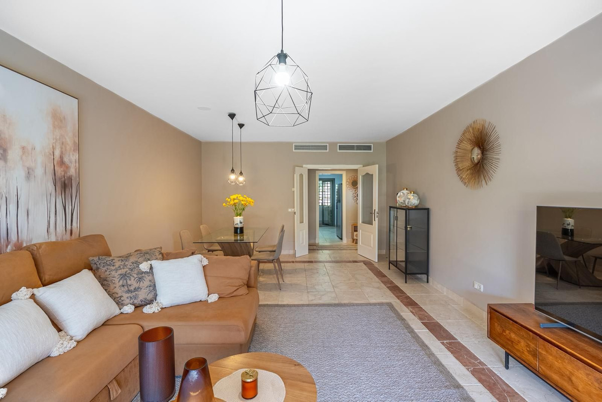 3 Bedroom Apartment in Estepona - Photo 7