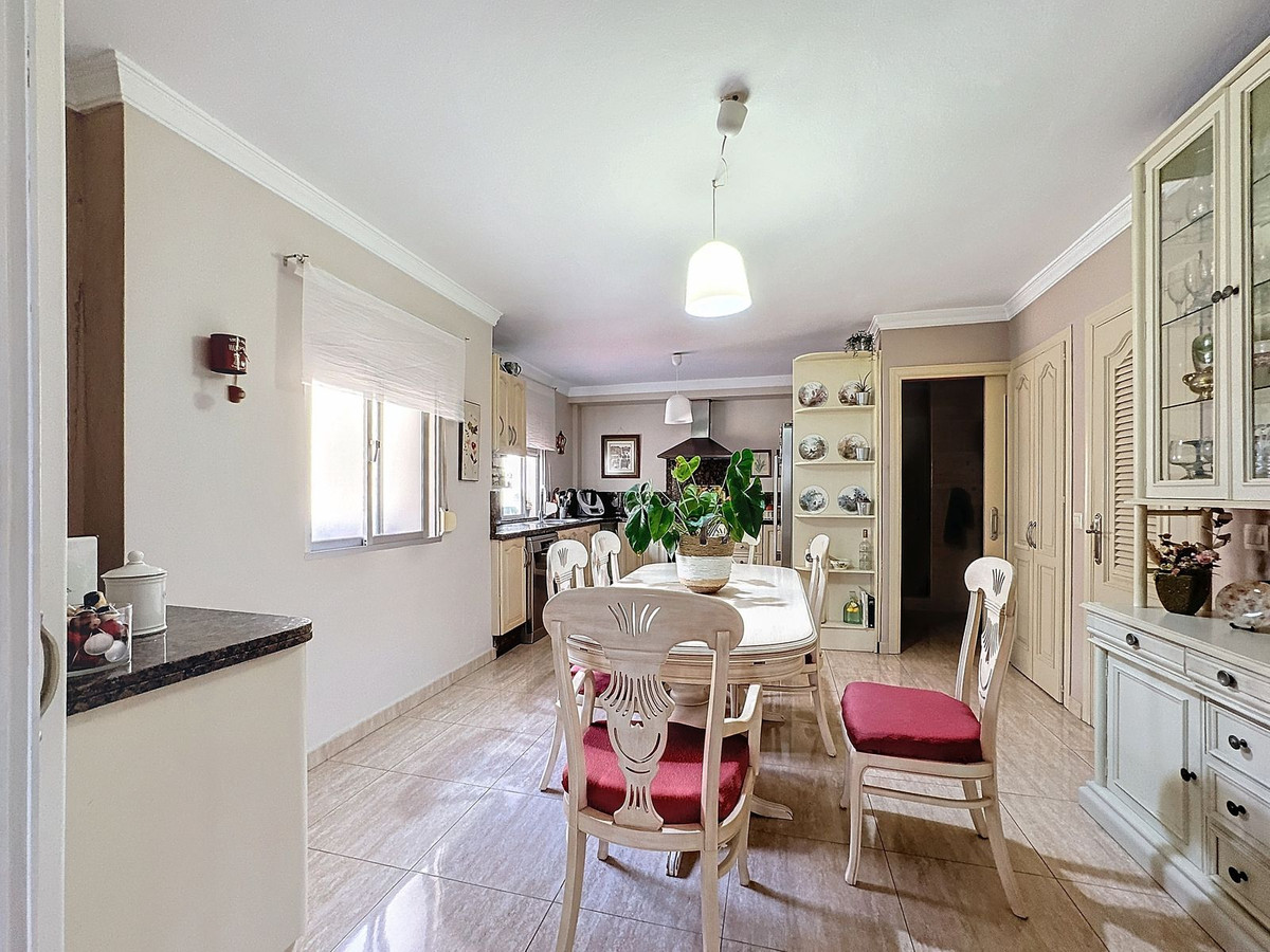 5 Bedroom Villa in Estepona - Photo 9