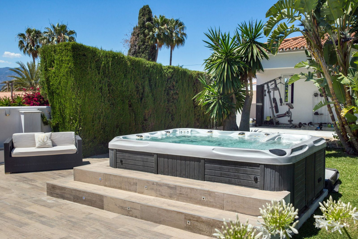 8 Bedroom Villa in Marbella - Photo 6