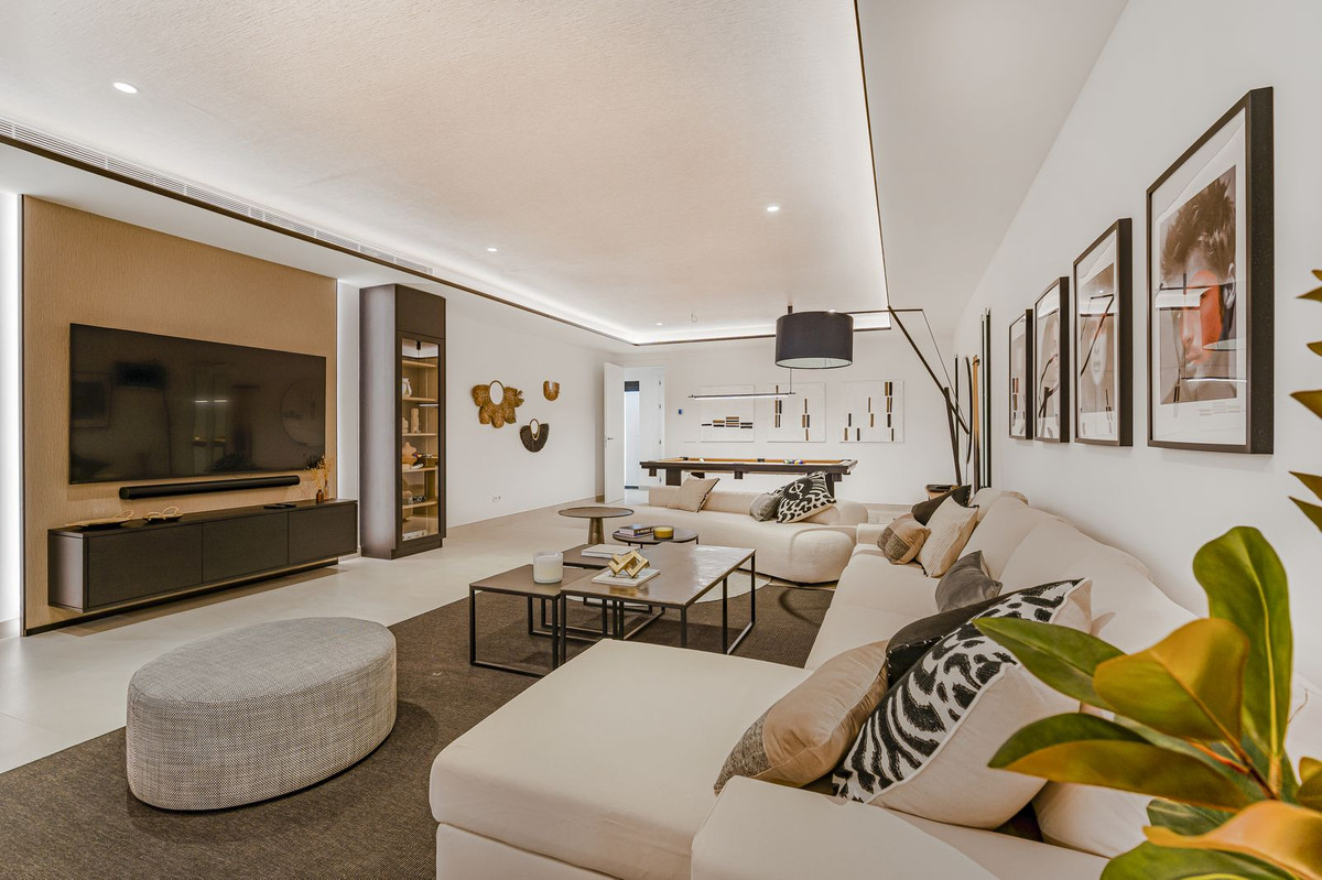 6 Bedroom Villa in Marbella - Photo 48