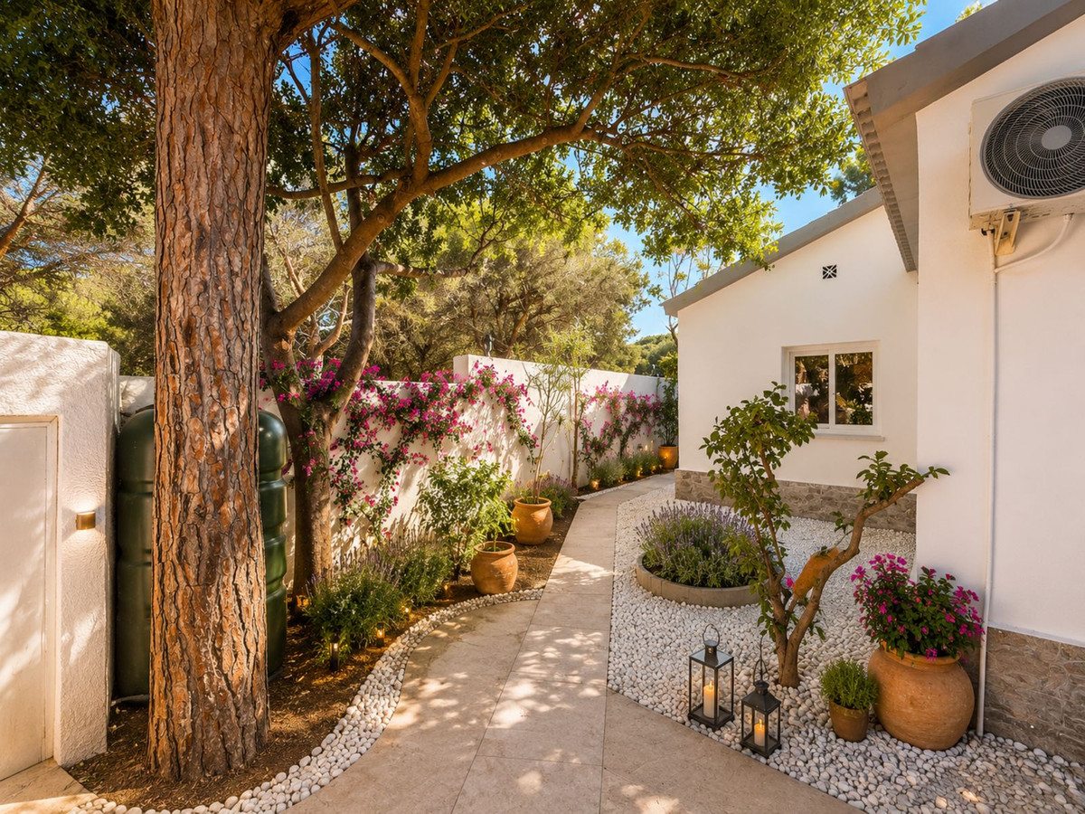 4 Bedroom Villa in Marbella - Photo 21