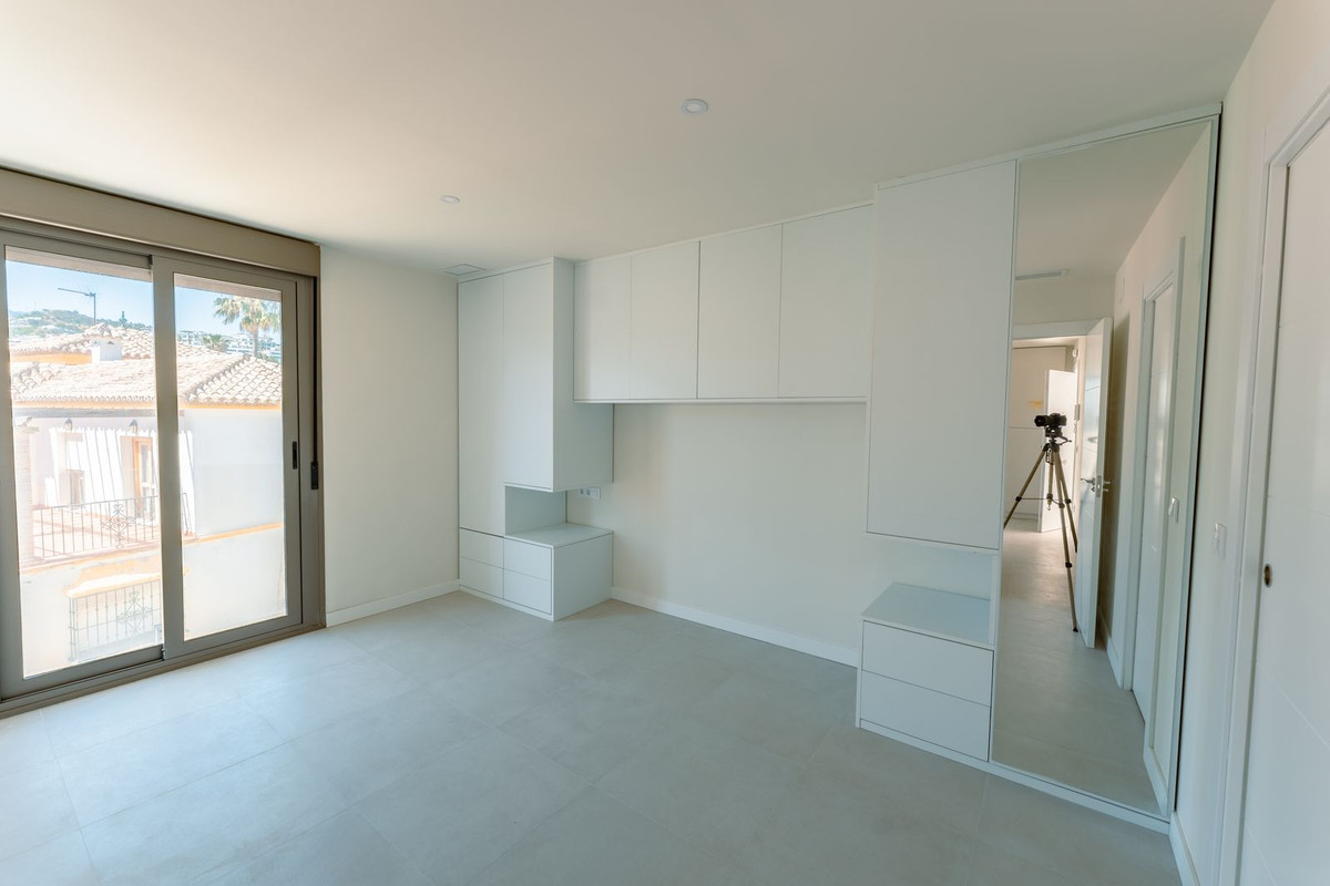 2 Bedroom Penthouse in Estepona - Photo 12