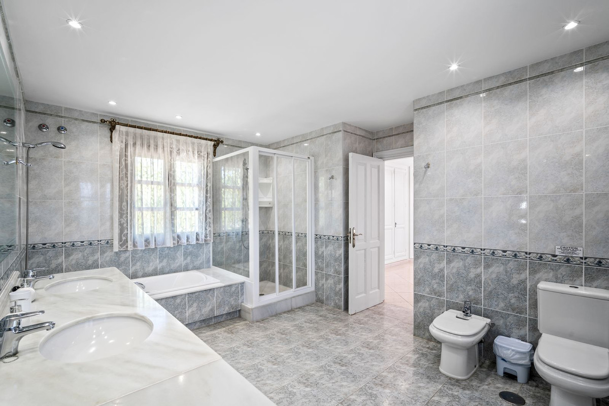 9 Bedroom Villa in Estepona - Photo 11