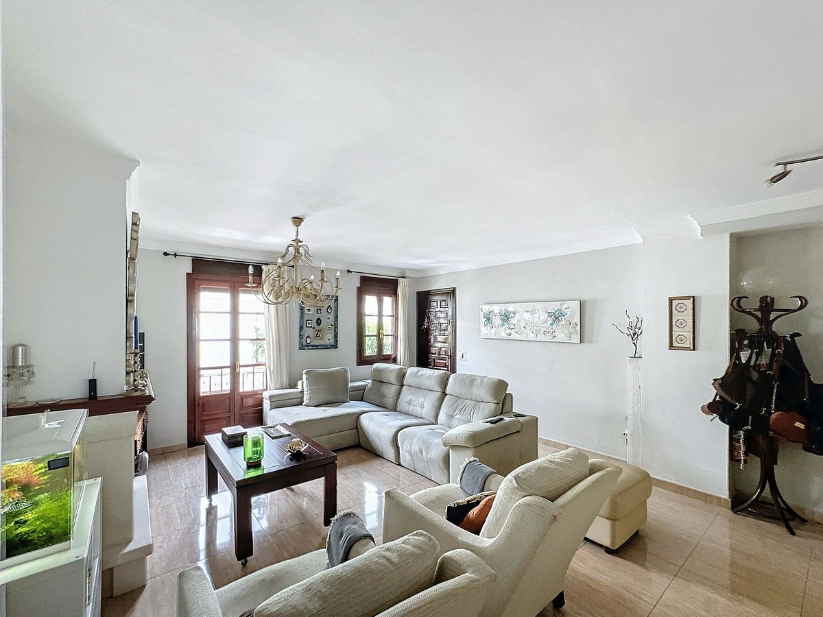5 Bedroom Villa in Estepona - Photo 3