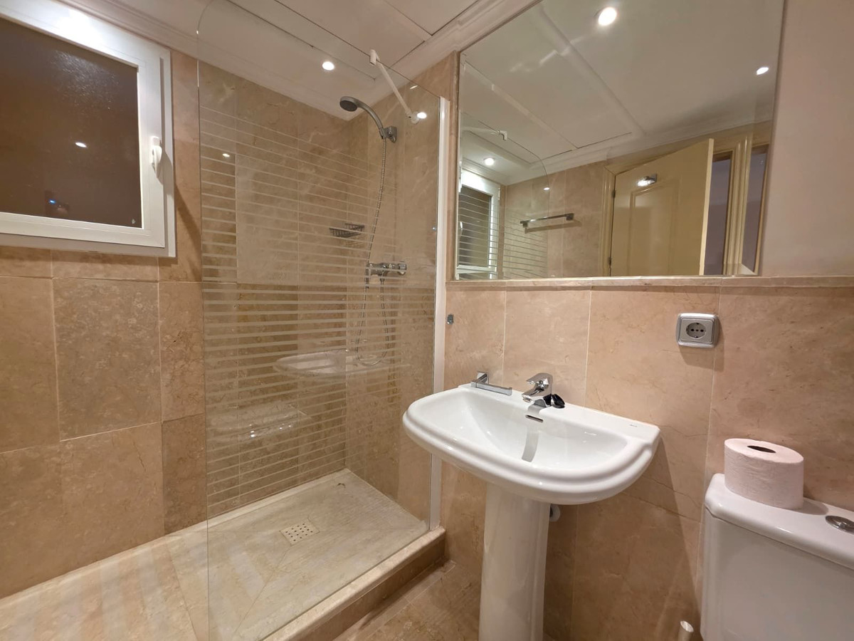 2 Bedroom Apartment in Estepona - Photo 19
