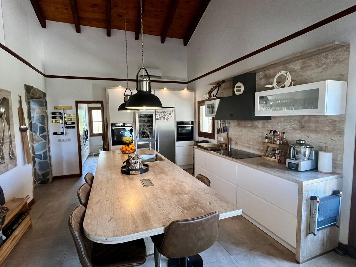 5 Bedroom Villa in Mijas - Photo 12