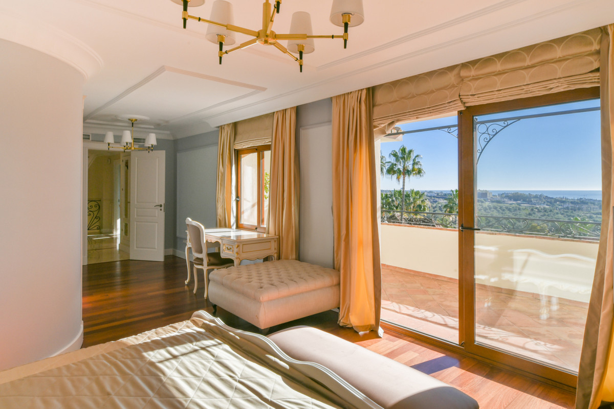 5 Bedroom Villa in Marbella - Photo 22